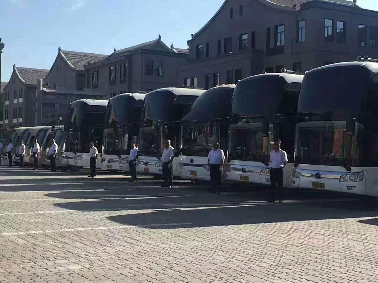 旅游大巴車(chē)可以根據(jù)團(tuán)隊(duì)的大小和需求，選擇合適的座位數(shù)